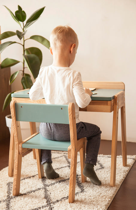 Kindertisch mit Schublade und Stuhl