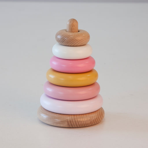 Ein Holzstapelturm mit natürlicher Oberfläche und verschiedenen Ringen.