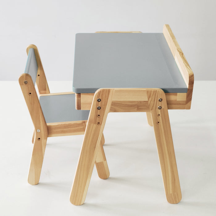 Kindersitzgruppe aus Holz mit Stühlen.