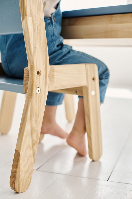 Kinderglueck aus Holz: Spieltisch und Stuehle im Einklang mit der Natur