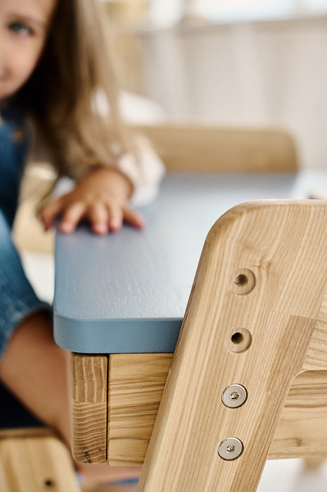 Eine robuste Kindertischgruppe aus Holz mit Stauraum, um Spielzeug und Bücher zu verstauen