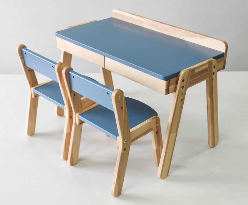 Eine stilvolle Kindersitzgruppe aus Holz in Weiß für eine moderne und einladende Atmosphäre