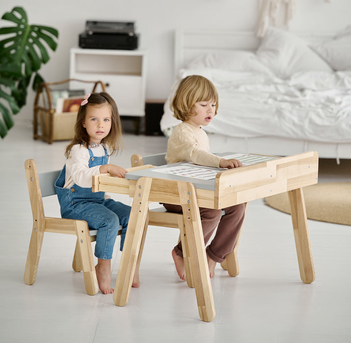 Ein praktischer Kindertisch mit Stühlen aus robustem Holz für das Spiel- und Lernvergnügen der Kinder