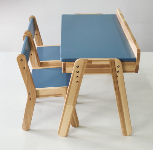 Eine kindgerechte Sitzgruppe aus Holz fĂĽr das Kinderzimmer, mit Tisch und StĂĽhlen in Naturholzoptik