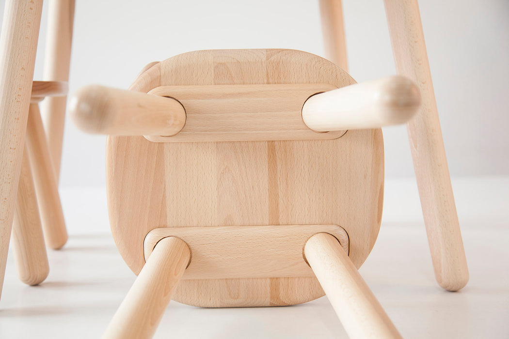 Kindertisch mit natürlicher Holztextur und Stühlen von unten