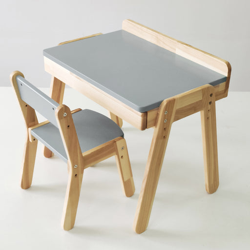 Kindertisch mit StĂĽhlen in Holzoptik.