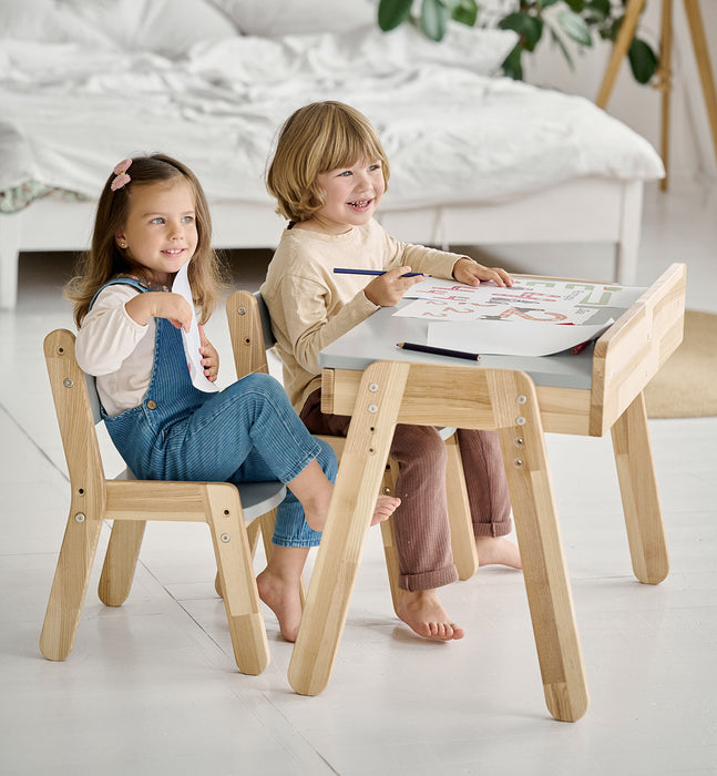Eine ansprechende Sitzgruppe aus Holz für das Kinderzimmer, bestehend aus einem Kindertisch und passenden Stühlen