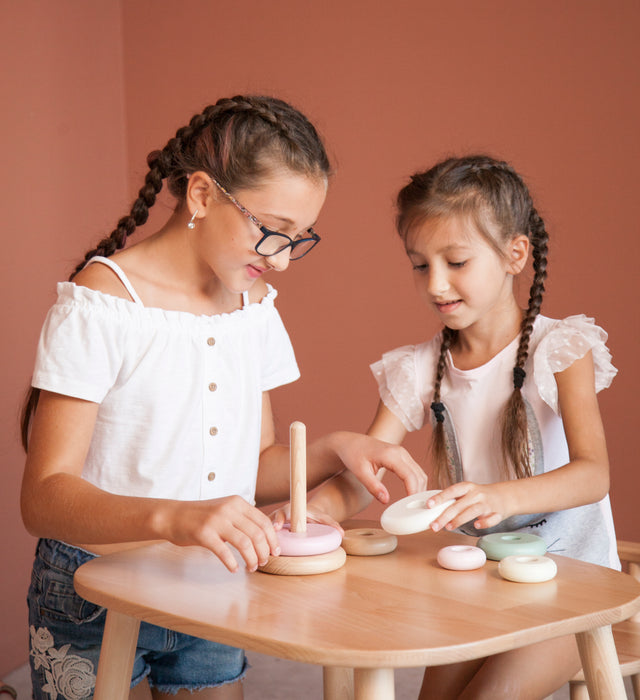 Natürlicher Holzfarbener Kindertisch mit unlackierten Stühlen