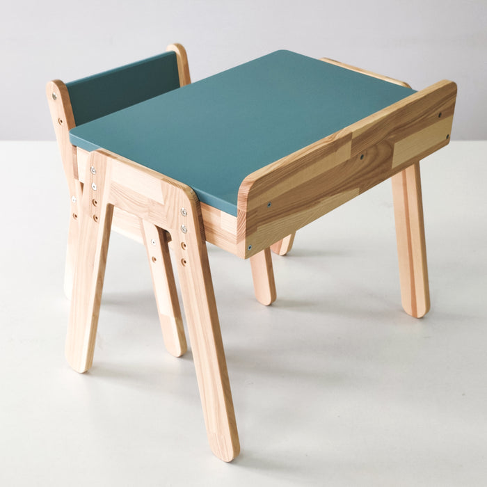 Massivholz-Kindertisch mit Stühlen für das Kinderzimmer.