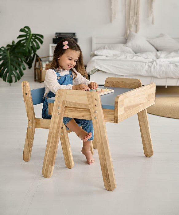 Kindersitzgruppe aus Holz mit Stühlen.