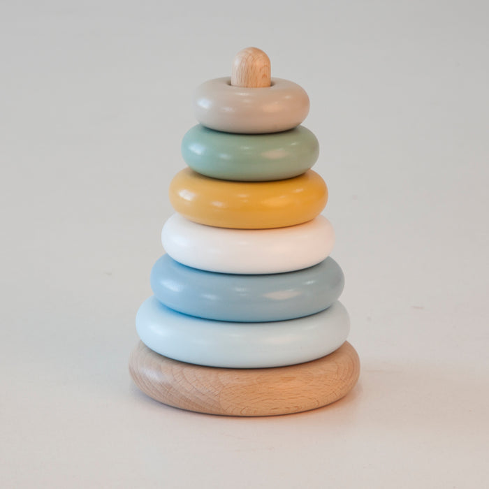 Ein ansprechender Regenbogen-Stapelturm aus Holz für fantasievolles Spielvergnügen