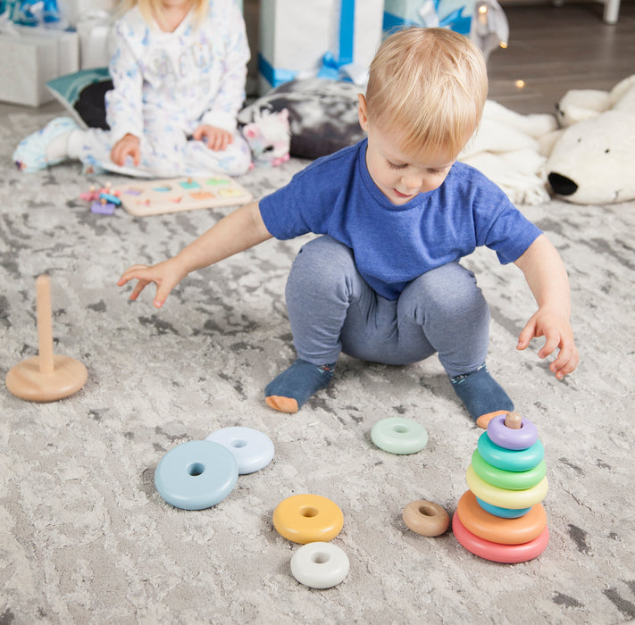 Ein Montessori-inspirierter Regenbogen-Stapelturm aus Holz für kreative Bauwerke