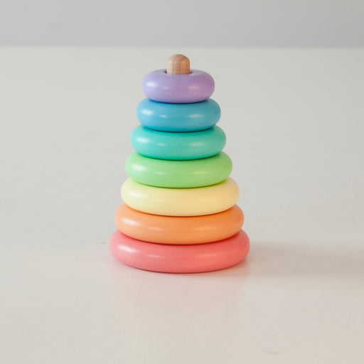 Ein vielfarbiger Regenbogen-Stapelturm aus Holz zur Förderung der motorischen Fähigkeiten