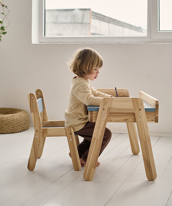 Kindertisch und Stühle für das Kinderzimmer