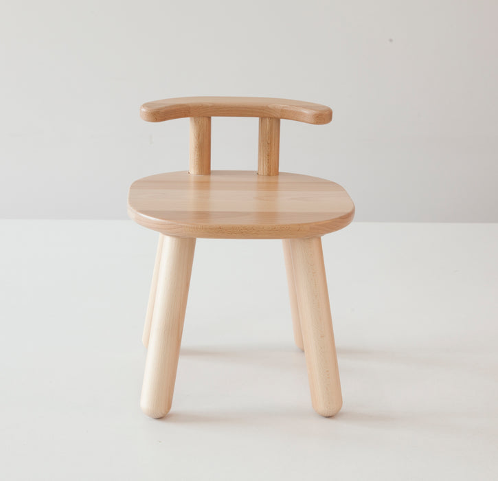 Umweltbewusste Kindermöbel: Robuster Holztisch und passende Stühle