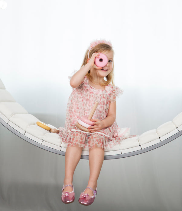 Ein Stapelturm aus Holz für Babys mit bunten Ringen