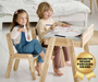 Eine ansprechende Sitzgruppe aus Holz für das Kinderzimmer, bestehend aus einem Kindertisch und passenden Stühlen