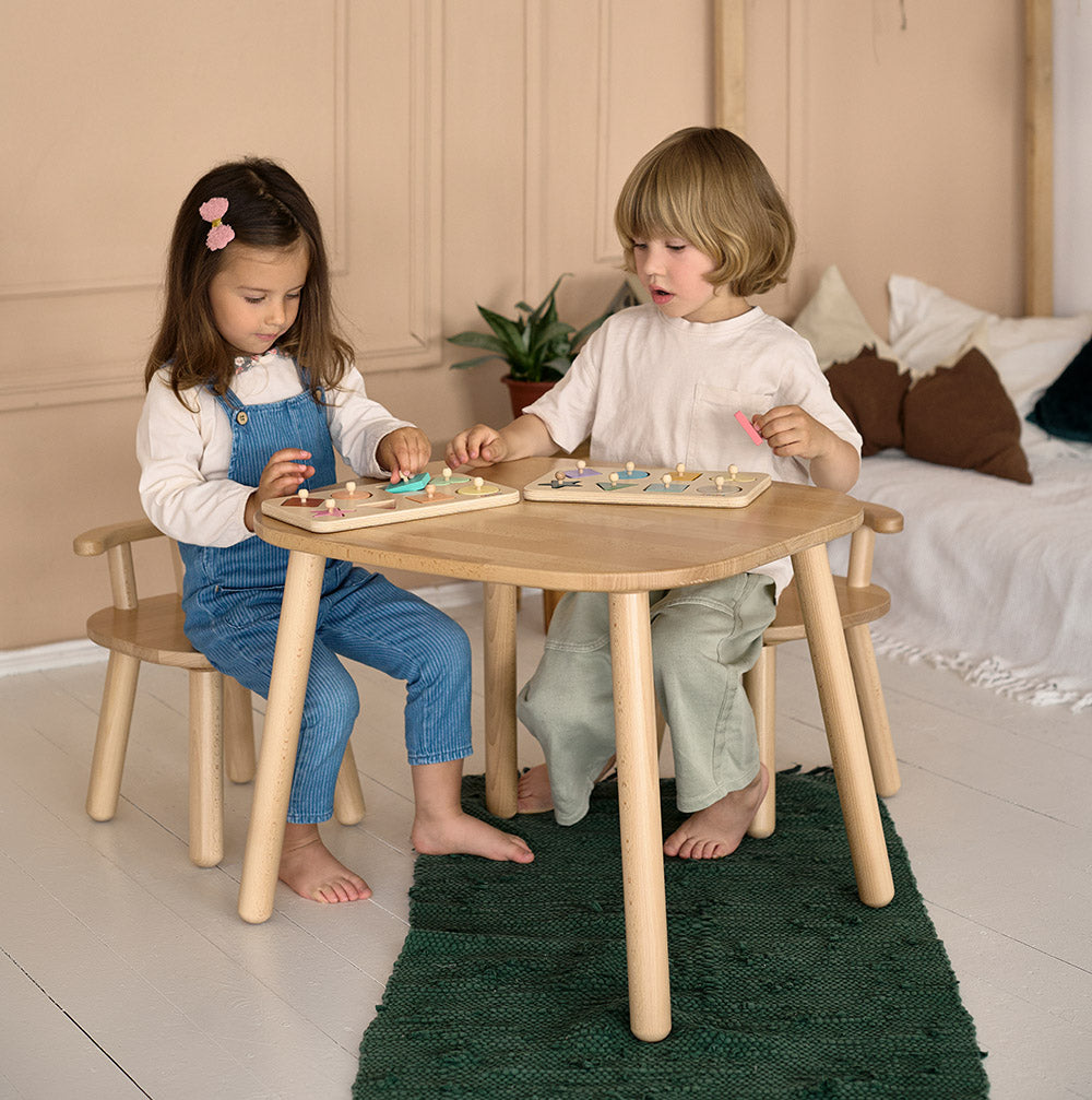 Altoy Kindersitzgruppe aus biologischem Massivholz über den ergonomischen Kinderschreibtischstuhl
