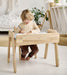 Ein vielseitiger Kindertisch mit Stühlen aus Holz, der sich leicht in verschiedene Raumgestaltungen integrieren lässt