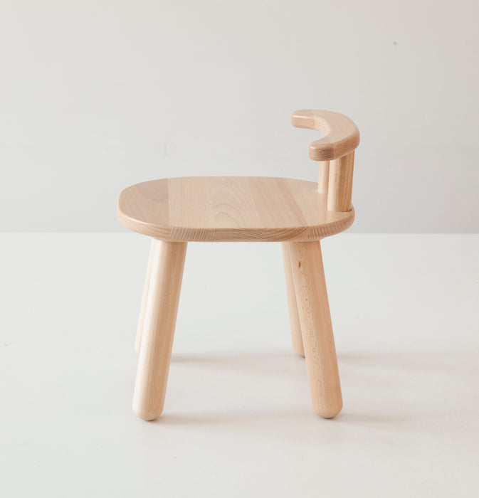 Stuhl in Holzfarbe ohne Lackierung