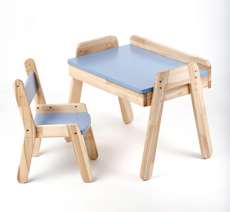 Eine kindgerechte Sitzgruppe aus Holz mit ergonomisch geformten Stühlen für Komfort und Sicherheit