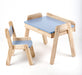 Eine kindgerechte Sitzgruppe aus Holz mit ergonomisch geformten Stühlen für Komfort und Sicherheit