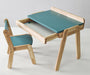 Natürliche Kindertischgruppe aus Holz mit Stühlen.