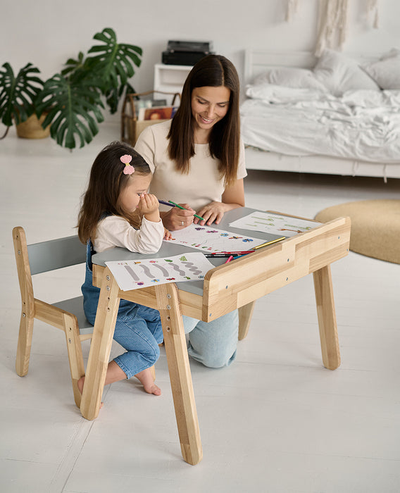 Ein Kindertisch aus Holz mit bequemen Stühlen für kreative Aktivitäten und gemeinsames Essen