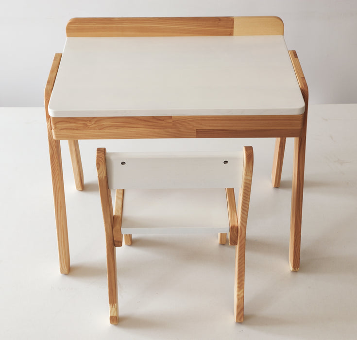 Kindertisch mit weißen Stühlen aus Holz für kreatives Spielen und Lernen 