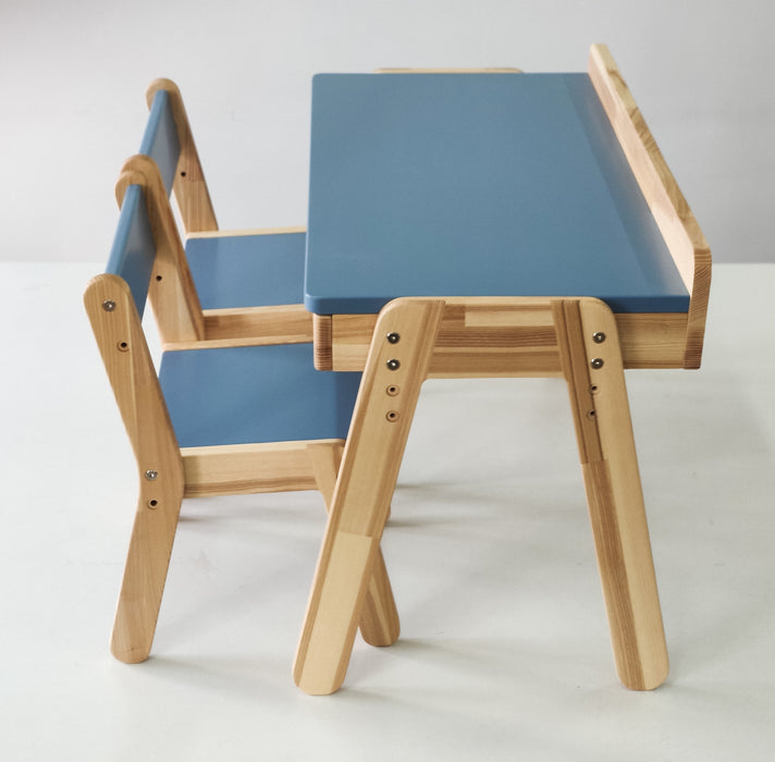 Eine kindgerechte Sitzgruppe aus Holz für das Kinderzimmer, mit Tisch und Stühlen in Naturholzoptik