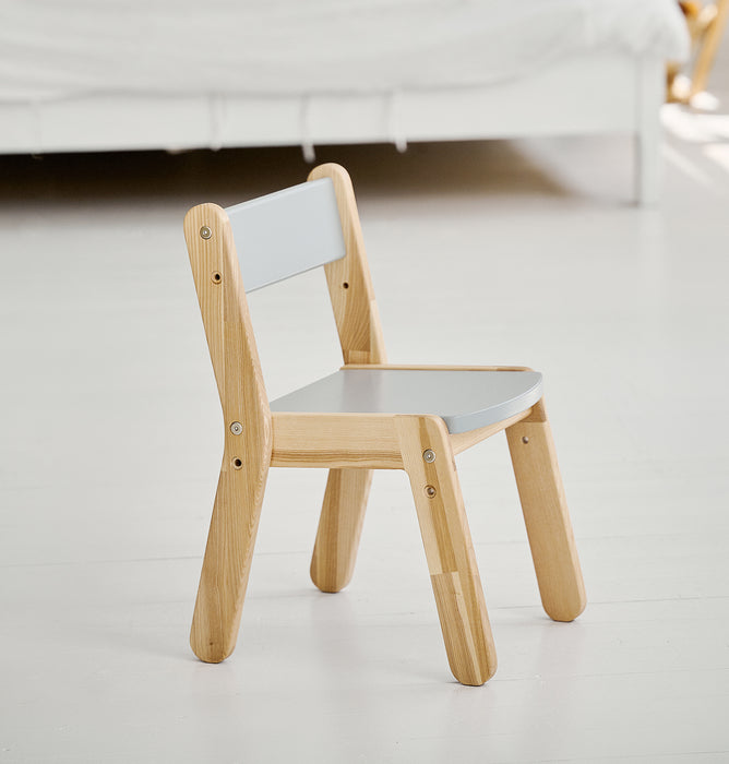 Eine Sitzgruppe aus Holz für das Kinderzimmer, bestehend aus einem Kindertisch und Stühlen