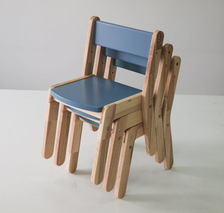 Sitzgruppe aus Holz mit Kindertisch und Stühlen.