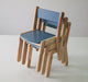 Sitzgruppe aus Holz mit Kindertisch und Stühlen.