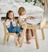 Eine ansprechende Sitzgruppe aus Holz für das Kinderzimmer, bestehend aus einem Kindertisch und passenden Stühlen