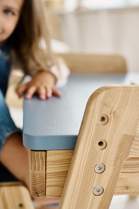 Ein nachhaltig hergestellter Kindertisch mit Stühlen aus umweltfreundlichem Holz für bewusstes Spielen