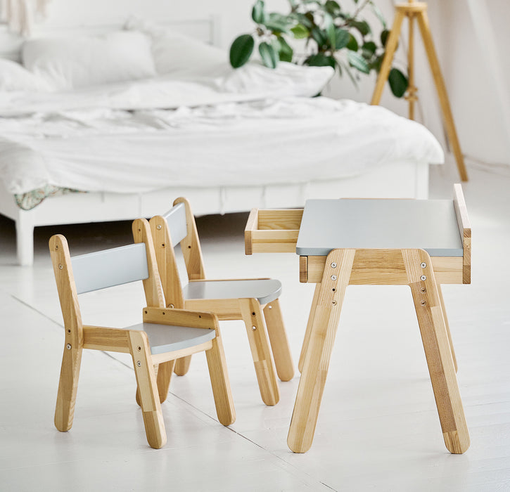 Eine natürliche Kindertisch- und Stuhl-Kombination aus Holz für ein gemütliches Kinderzimmer