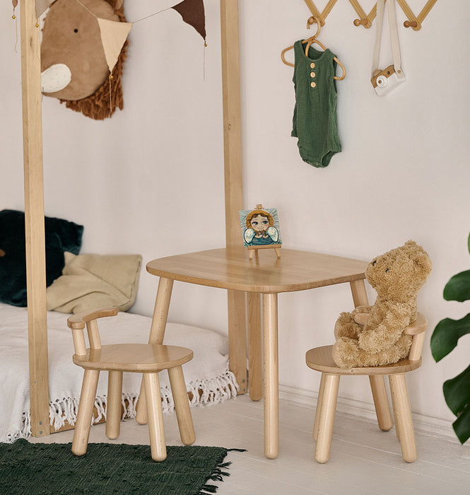 Farblose Kindertischgruppe aus naturbelassenem Holz ohne Lackierung