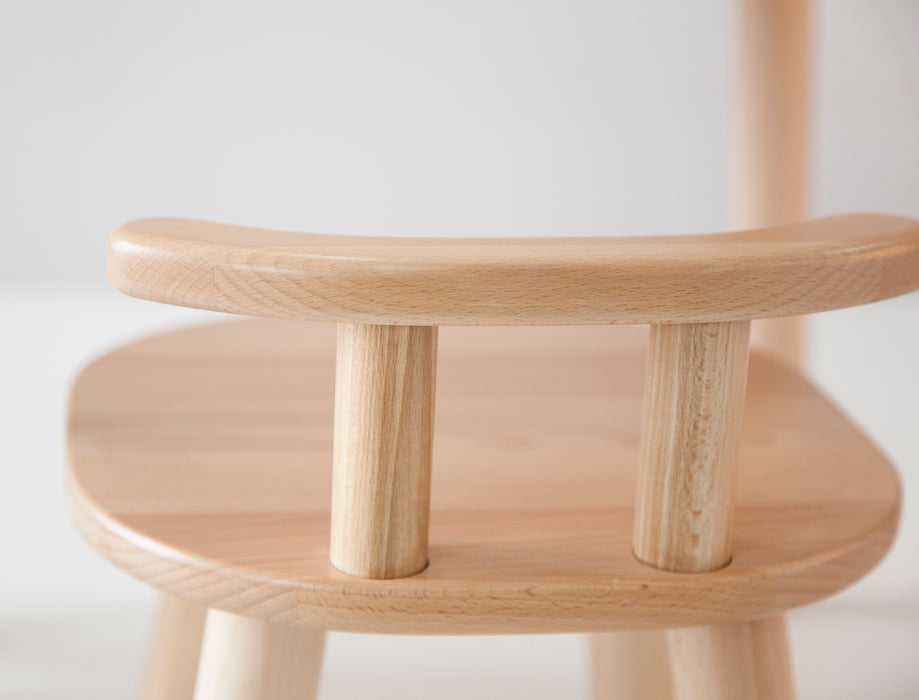 Farblose Stuhl aus naturbelassenem Holz