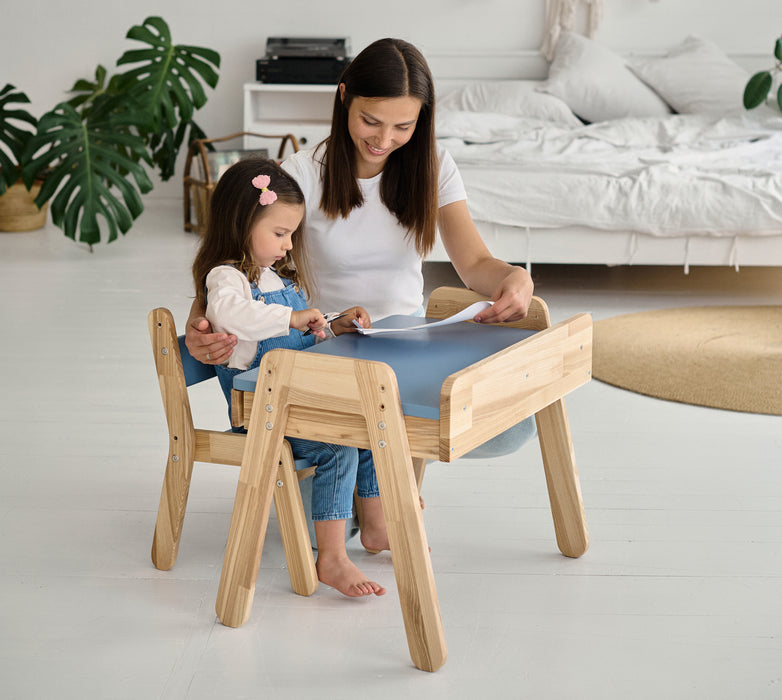 Stilvolle Kindersitzgruppe mit Kindertisch und Stühlen aus Holz