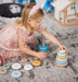 Ein Steckspielzeug aus Holz mit verschiedenen Formen und Farben für die frühkindliche Entwicklung