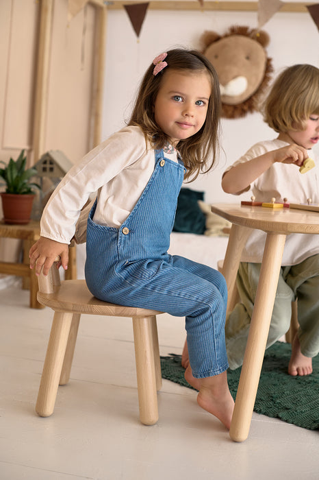 Bequemer und umweltfreundlicher Holztisch mit zwei Stühlen für Kinder