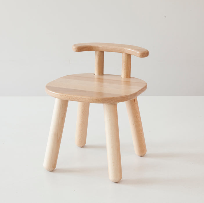 Stuhl in Holzfarbe ohne Lackierung