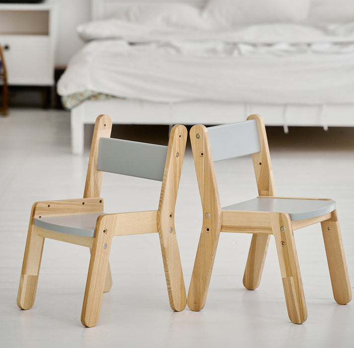 Ein hochwertiger Kindertisch mit Stühlen aus massivem Holz für langanhaltenden Spielspaß
