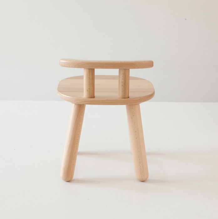 Stilvolles Holz-Set für Kinder: Spieltisch mit zwei ergonomischen Stühlen