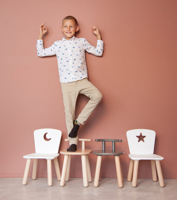 Kindgerechtes Holzmöbel-Set: Tisch mit zwei gemütlichen Stühlen